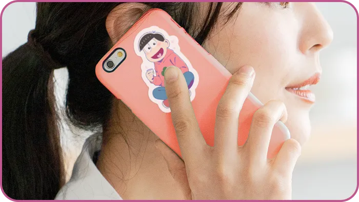 オリジナルダイカットシールをスマホケースに貼ったイメージ